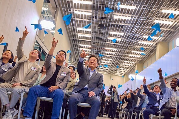 대통령실은 지난 17일 이재명 대통령이 경기도 성남시 스타트업 스퀘어에서 청년 스타트업 상상콘서트 참석자들과 종이비행기를 날리는 모습을 SNS에 공개했다. [사진=이재명 대통령 SNS/연합뉴스]