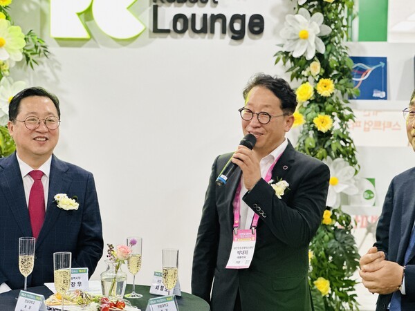 9월16일 ‘2025 스타트업코리아 투자위크’에서 박대희 대전창조경제혁신센터장은 “투자위크는 스타트업과 투자자가 책상 위에서 만나는 자리가 아니라 현장 속에서 서로의 가능성을 확인하는 자리”라며 “특히 골목형 상담 모델은 대전에서 시작해 전국으로 확산될 수 있는 새로운 방식”이라고 설명했다. 그는 이어 “센터는 앞으로도 창업가들이 성장 과정에서 필요한 투자와 멘토링을 직접 연결하는 플랫폼 역할을 강화할 것”이라고 덧붙였다. [사진=굿모닝경제 조준영 기자]