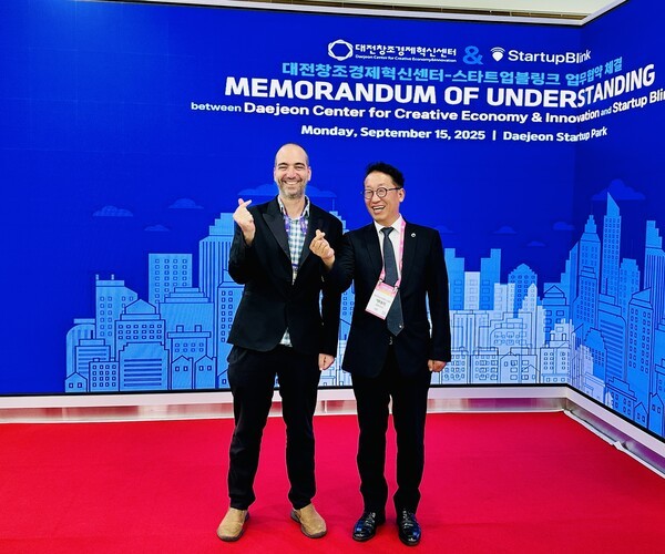 박대희 대전창조경제혁신센터 대표(오른쪽)가 엘리 데이비드 로카(Eli David Rokah) 스타트업 블링크 대표(왼쪽)에게 손하트 하는 방법을 가르쳐 주고 있다. 박 대표는 9월 15일 대전 스타트업 파크 본부에서 글로벌 스타트업 생태계 분석기관 스타트업 블링크(StartupBlink)와 업무협약(MOU)을 체결했다. [사진=굿모닝경제 조준영 기자]