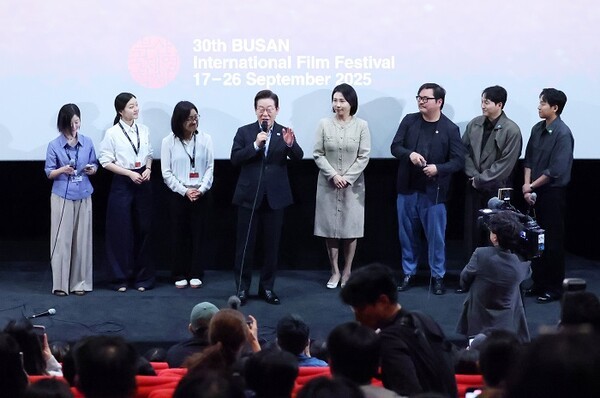 이재명 대통령이 지난 20일 부산 해운대구 영화의전당에서 부산국제영화제 공식상영작 '극장의 시간들' 관람 후 감독, 배우들과 무대에 올라 발언하고 있다. [사진=연합뉴스]