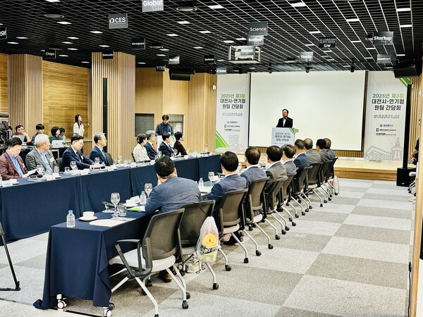 이장우 대전시장이 22일 대전 스타트업파크에서 열린 ‘대전시-연기협 원팀 간담회’에서 발언하고 있다. [사진=굿모닝경제 조준영 기자]