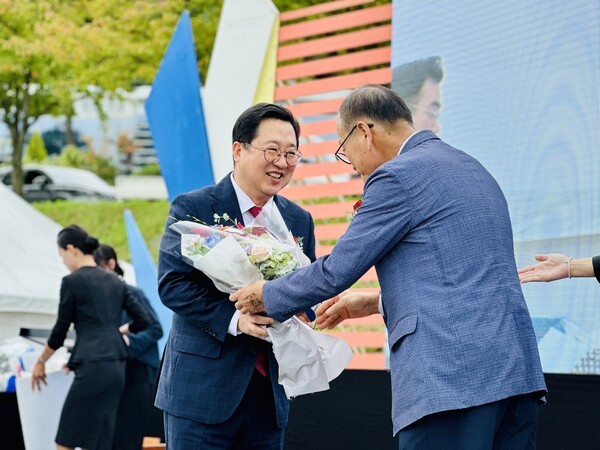 9월 24일 대전광역시농업기술센터 ‘제37회 대전농업인의 날’ 행사에서 이장우 대전시장은 김민순 한국농촌지도자대전광역시연합회 회장으로부터 감사패를 받았다. [사진=굿모닝경제 조준영 기자]