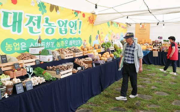 9월 24일 대전농업기술센터에서 대전 우수 농산물·스마트팜 전시 관람하는 시민과 농업인. [사진=대전시청]