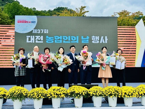 김영훈 농협중앙회 대전본부장(가운데)이