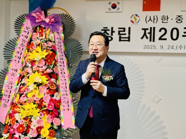 이장우 대전시장이 24일 대전 중구 베니키아호텔 대림에서 열린 한·중·일 친선교류협회 창립 20주년 기념식에서 축사를 하고 있다. [사진=굿모닝경제 조준영 기자]