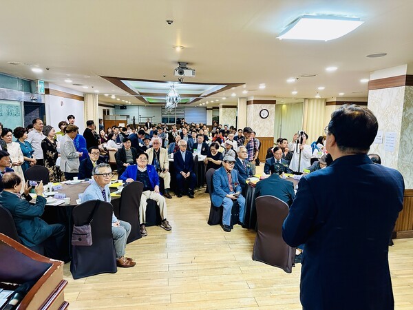 이장우 대전시장이 24일 대전 베니키아호텔 대림에서 열린 한·중·일 친선교류협회 창립 20주년 기념식에서 발언하고 있는 가운데, 250여명의 참가자들이 집중해 듣고 있다. [사진=굿모닝경제 조준영 기자]