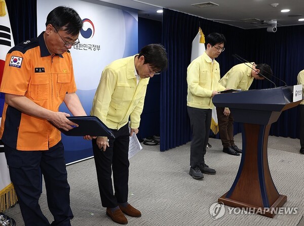 9월 27일 서울 종로구 정부서울청사 브리핑실에서 '국가정보자원관리원 정부 서비스 장애 관련 브리핑'에서 김민재 행정안전부 차관을 비롯한 참석자들이 머리숙여 인사하고 있다. 윤상기 소방청 장비기술국장(왼쪽부터), 이용석 행정안전부 디지털정부혁신실장, 김 차관, 이재용 국가정보자원관리원장. [사진=연합뉴스]