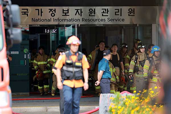 27일 대전 유성구 국가정보자원관리원에서 소방대원이 오가고 있다. (사진=연합뉴스)
