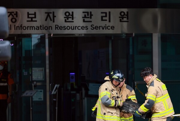 27일 대전 유성구 국가정보자원관리원(국정자원)에서 소방대원이 불에 탄 배터리를 옮기고 있다. 전날 정부 전산시스템이 있는 국정자원에서 무정전·전원 장치(UPS)용 리튬이온 배터리 화재가 발생해 정부 전산 서비스가 대규모로 마비됐다.  [사진= 연합뉴스] 