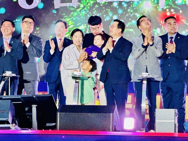 9월 27일 대전 유성구 갑천 생태호수공원에 이장우 대전시장(오른쪽3번째)과 주요 내빈들이 개장식 퍼레이드에 참여하고 있다. [사진=굿모닝경제 조준영 기자]