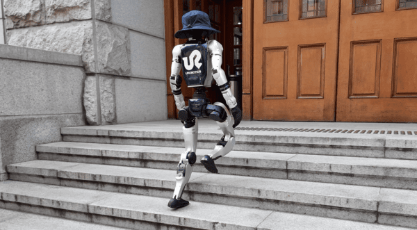 유로보틱스의 제어기로 외부 센서 입력 없이 모자를 쓰고 도심을 걷는 휴머노이드의 모습. [사진=KAIST]