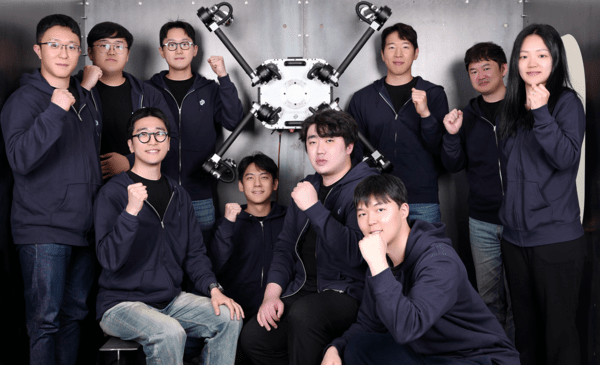 디든로보틱스 연구팀(김준하 대표, 아래줄 맨 왼쪽)과 DIDEN 30 로봇. [사진=KAIST]