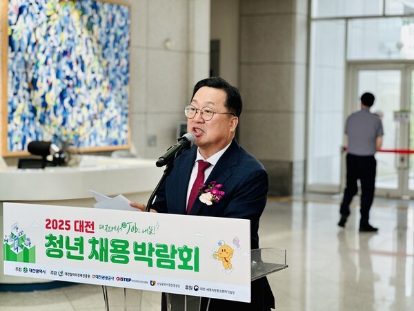 이장우 대전시장이 9월 30일 시청에서 열린 ‘2025 대전 청년채용박람회’에서 발언하고 있다. [사진=굿모닝경제 조준영 기자]