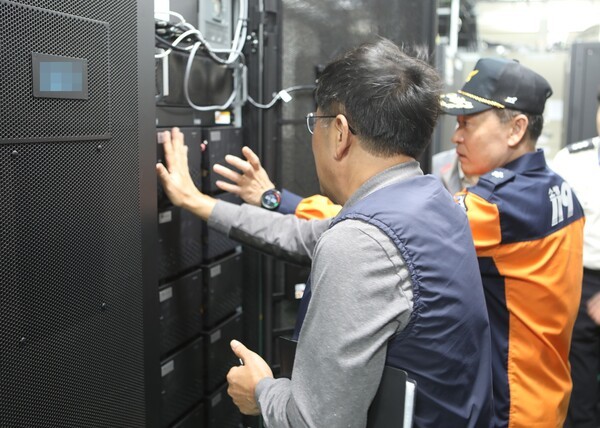 김문용 대전소방본부장(오른쪽)이 10월 13일 서구 탄방동에 위치한 KT C 대전DC를 방문해 리튬이온 배터리 등 화재위험 설비를 확인하고 자동소화설비의 유지관리와 방화구획 상태를 점검했다. [사진=대전소방본부]