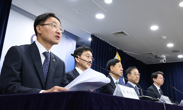 임광현 국세청장(왼쪽) [사진=국세청]