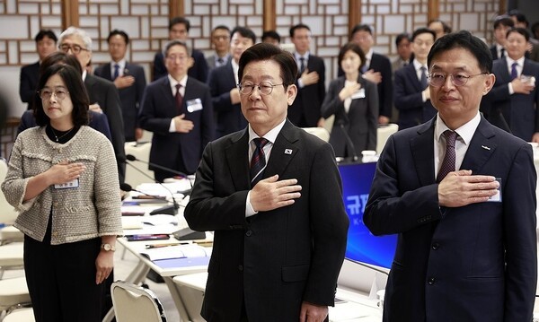 이재명 대통령이 지난 16일 용산 대통령실에서 열린 제2차 핵심규제 합리화 전략회의에서 참석자들과 국민의례를 하고 있다. [사진=대통령실통신사진기자단/연합뉴스]