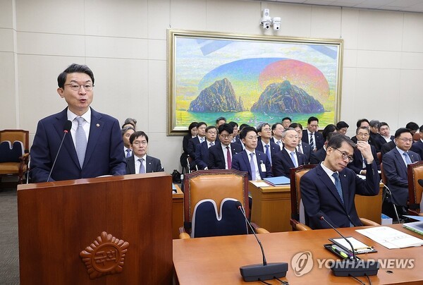 이억원 금융위원장이 스테이블 코인을 포함한 가상자산 법안을 올해 안으로 국회에 제출할 계획이라고 20일 밝혔다.  [사진=연합뉴스]