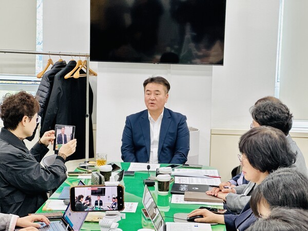 박두용 대전시 정무수석이 10월 22일 대전시청 기자실에서 21일자 김제선 중구청장의 페이스북 메시지와 관련해서 해명하고 있다. [사진=굿모닝경제 조준영 기자]