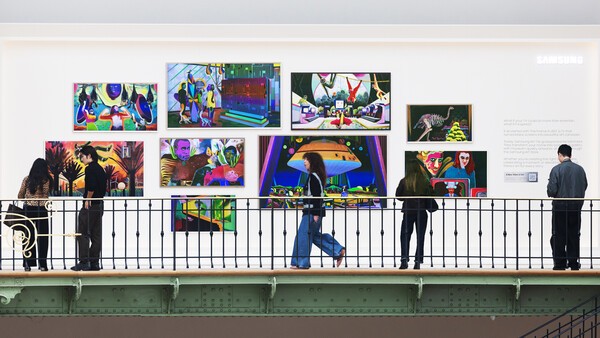 삼성전자는 현지시간 오는 24일부터 26일까지 파리의 '그랑 팔레'에서 열리는 '아트 바젤 파리 2025'에 전시존을 구성하고 마이크로 RGB, 네오 QLED, 더 프레임 등 삼성 아트 TV를 통해 다양한 작품들을 전시하고 있다. 관람객들이 아트 바젤 파리 삼성전자 전시존에서 삼성 아트 TV를 통해 작품들을 감상하고 있다. [사진=삼성전자]