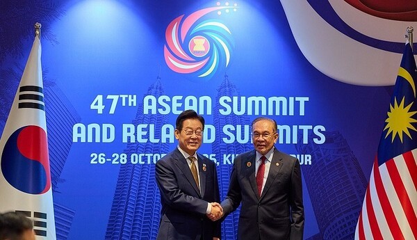 이재명 대통령과 안와르 이브라힘 말레이시아 총리가 27일 말레이시아 쿠알라룸푸르 컨벤션센터에서 양자회담에 앞서 악수하고 있다. [사진=공동취재 제공/연합뉴스]