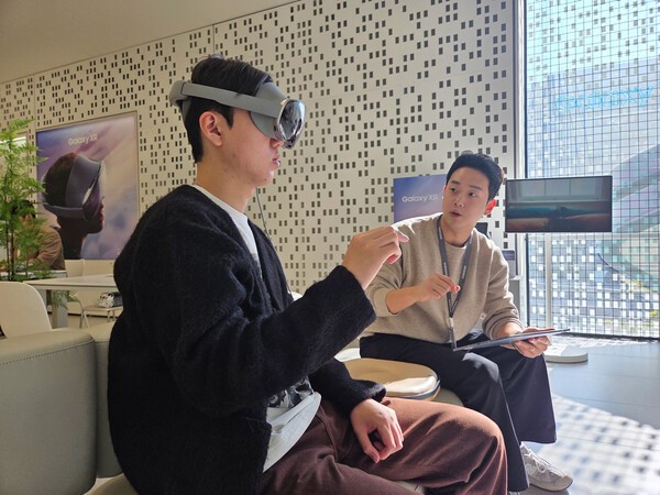 삼성전자는 헤드셋 형태의모바일 기기 '갤럭시 확장현실(XR)' 체험존의 예약 신청자 중 약 70%가 1030세대로 나타났다고 29일 밝혔다. 삼성전자는 출시 당일부터 전국 7개 삼성스토어에서 '갤럭시 XR' 체험존을 운영하고 있다. 삼성스토어 홍대는 오는 11월 5일까지, 삼성 강남과 더현대 서울의 체험존은 11월 8일까지의 예약이 완료된 상태다. '갤럭시 XR'은 멀티모달 AI를 기반으로 음성·시선·제스처 등을 인식해 사용자와 기기 간 직관적인 상호작용이 가능하다. 방문객이 삼성스토어 홍대에서 '갤럭시 XR'을 체험하고 있다. [사진=삼성전자]