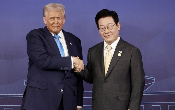 이재명 대통령과 도널드 트럼프 미국 대통령이 29일 경북 경주박물관에서 한미 정상회담 기념촬영을 하고 있다. [사진=대통령실통신사진기자단/연합뉴스]