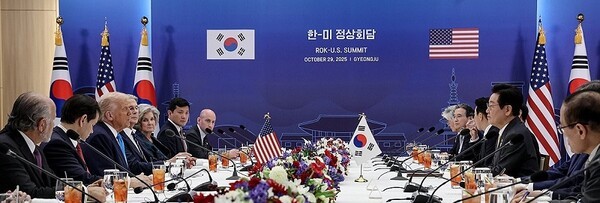 이재명 대통령과 도널드 트럼프 미국 대통령이 29일 경북 경주박물관에서 한미 정상회담을 하고 있다. [사진=대통령실통신사진기자단/연합뉴스]