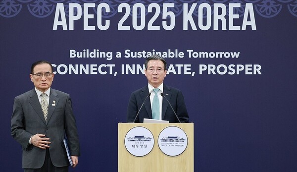 위성락 국가안보실장(왼)과 김용범 정책실장이 29일 경북 경주 APEC 미디어센터에서 한미 정상회담 관련 브리핑을 하고 있다. [사진=대통령실통신사진기자단/연합뉴스]