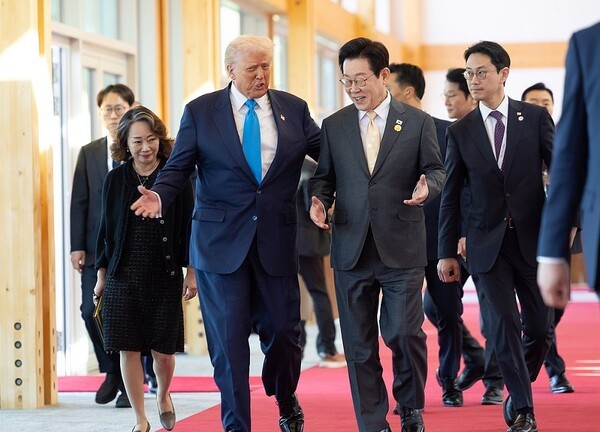 이재명 대통령과 도널드 트럼프 미국 대통령이 지난 29일 경북 경주박물관에서 정상회담장으로 이동하며 대화하고 있다. [사진=대통령실 제공/연합뉴스]