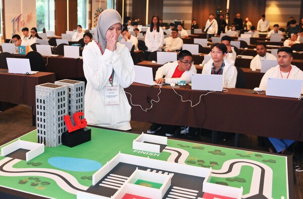 LG전자는 지난 29일부터 사흘간 울산광역시 동구에 위치한 호텔현대 바이 라한 울산에서 2025 글로벌장애청소년IT챌린지(GITC) 본선 대회를 진행한다고 30일 밝혔다. GITC는 세계 장애청소년들의 정보기술(IT) 활용능력을 높여 사회 진출을 돕는 취지에서 지난 2011년부터 진행된 온 세계 유일 장애청소년 국제 IT 대회다. 올해는 APEC 정상회의 부대행사이자 부대행사 가운데 유일한 장애인 관련 행사로 진행됐다. 16개 국가에서 예선을 거친 지체∙시각∙청각∙발달장애 청소년 92명이 참가했다. '2025 글로벌장애청소년IT챌린지' 본선 대회에서 참가자들이 자율주행차 프로그래밍 능력을 평가하는 'eCreative_Smart Car' 종목에 참가하고 있다. [사진=LG전자]