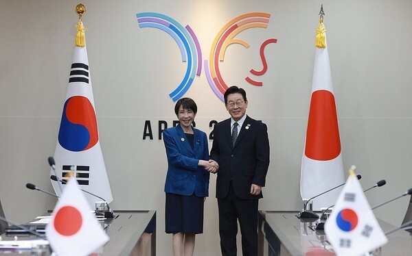 이재명 대통령과 다카이치 사나에 일본 총리가 30일 경북 경주 APEC 정상회의장에서 정상회담에 앞서 악수하고 있다. [사진=대통령실통신사진기자단/연합뉴스]