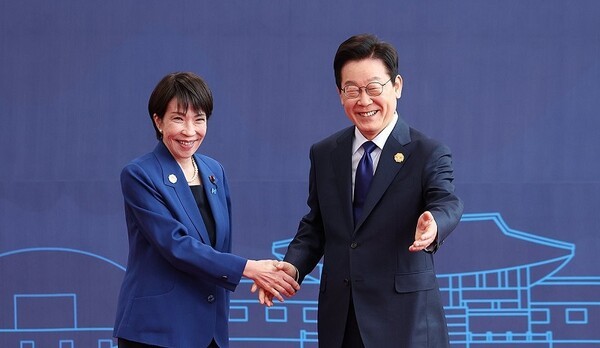 이재명 대통령이 31일 경주화백컨벤션센터에서 열린 2025 아시아태평양경제협력체(APEC) 정상회의에 참석한 다카이치 사나에 일본 총리를 맞이하고 있다. [사진=연합뉴스]