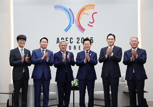 이재명 대통령이 31일 APEC 정상회의장인 경주화백컨벤션센터에서 젠슨 황 엔비디아 최고경영자 접견에 앞서 국내 기업 대표들과 함께 기념촬영을 하고 있다. [사진=연합뉴스]