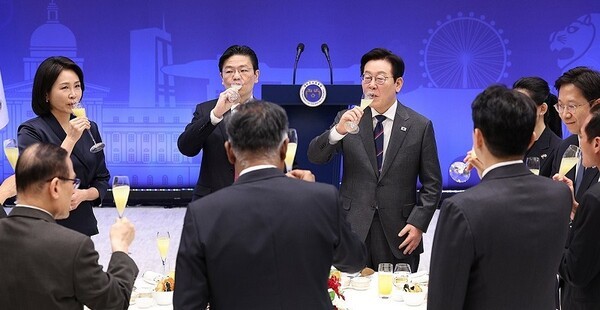 이재명 대통령 내외와 로런스 웡 싱가포르 총리 내외가 2일 용산 대통령실에서 열린 공식 오찬에서 참석자들과 함께 건배 후 오찬 음료를 마시고 있다. [사진=연합뉴스]