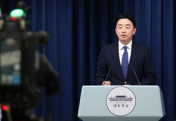 강훈식 대통령 비서실장이 3일 용산 대통령실 기자회견장에서 재판중지법 관련 브리핑을 하고 있다. [사진=연합뉴스]