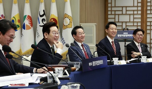 이재명 대통령이 12일 용산 대통령실에서 열린 중앙지방협력회의에서 참석자 발언을 듣고 있다. [사진=대통령실통신사진기자단/연합뉴스]