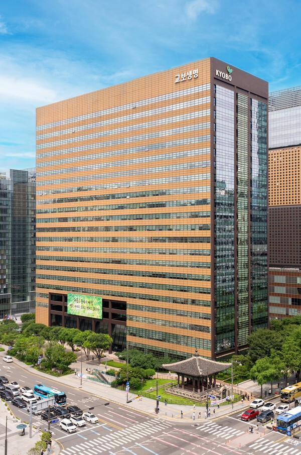 교보생명은 올해 3분기 퇴직연금 확정급여(DB)형 원리금비보장 상품의 최근 1년 누적 수익률이 10.27%를 기록해, 퇴직연금 적립금 상위 15개 사업자 중 가장 높은 성과를 올렸다고 13일 밝혔다. [사진=교보생명]