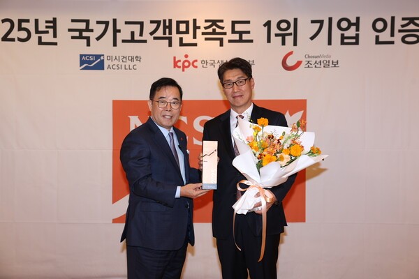 12일(수) 서울 중구 롯데호텔 서울에서 진행된 ‘2025 국가고객만족도(NCSI)’ 시상식에서 최승영 한화생명금융서비스 대표이사(오른쪽)와 박성중 한국생산성본부 회장이 기념 촬영을 하고 있다. [사진=한화생명]