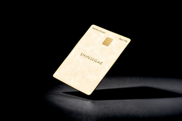 신한카드는 신세계백화점과 함께 백화점 이용 고객을 대상으로 특화 서비스를 제공하는 ‘신세계 신한카드 Best Fit’을 출시했다고 13일 밝혔다. [이미지=신한카드]