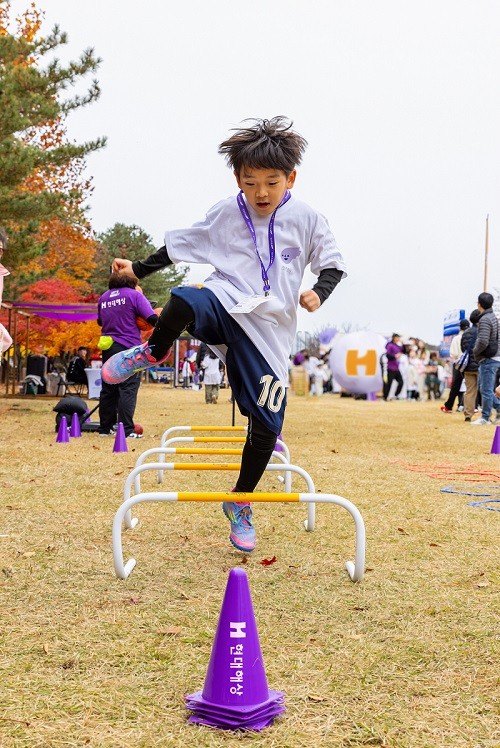  현대해상에서 주최한 ‘렛츠무브 플레이데이’에서 한 어린이가 점프를 하고 있다. [사진=현대해상]