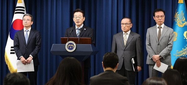 이재명 대통령이 14일 서울 용산 대통령실 기자회견장에서 한미 관세·안보 협상 '조인트 팩트시트'(공동 설명자료) 최종 합의를 발표하고 있다. [사진=연합뉴스]