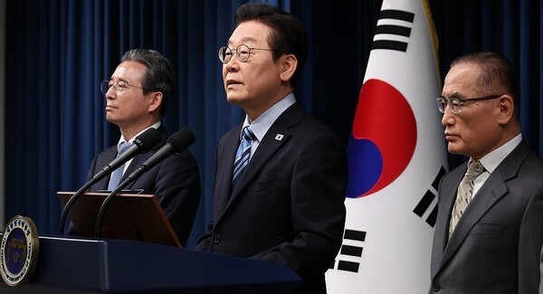 이재명 대통령이 14일 서울 용산 대통령실 기자회견장에서 한미 팩트시트 타결과 관련해 발표를 마친 뒤 취재진 질문에 답하고 있다. [사진=연합뉴스]