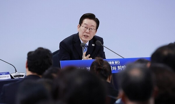 이재명 대통령이 14일 경기 파주시 라이브러리스테이 지지향에서 열린 '경기 북부의 마음을 듣다' 타운홀 미팅 간담회에서 참석자 질문에 답하고 있다. [사진=대통령실통신사진기자단/연합뉴스]