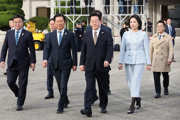 주요 20개국(G20) 정상회의 참석을 계기로 UAE·이집트·튀르키예 등 4개국 순방에 나서는 이재명 대통령과 김혜경 여사가 17일 성남 서울공항에서 환송나온 더불어민주당 정청래 대표, 윤호중 행안부 장관 등과 공군 1호기로 향하고 있다. [사진=연합뉴스]