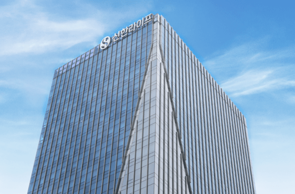 신한라이프는 지난 17일 서울 중구 더 플라자 호텔에서 열린 한국에너지공단 주관 ‘2025년 한국에너지대상’ 시상식에서 기후에너지환경부 장관상을 수상했다고 18일 밝혔다. [사진=신한라이프]