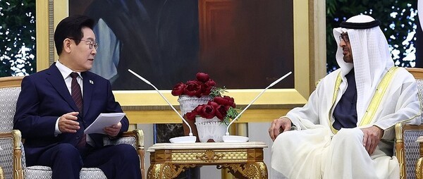 아랍에미리트(UAE)를 국빈 방문 중인 이재명 대통령이 18일(현지시간) 아부다비 대통령궁에서 무함마드 빈 자이드 알 나흐얀 UAE 대통령과 한-UAE 확대회담을 하고 있다. [사진=연합뉴스]