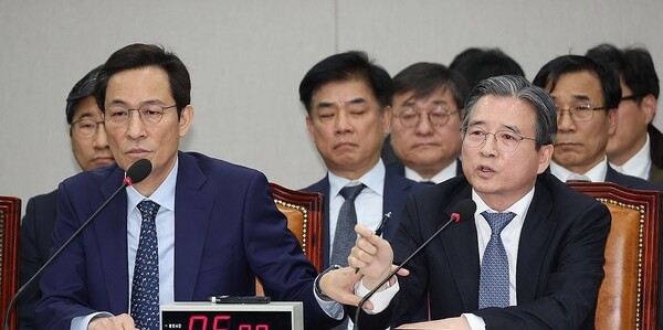 18일 서울 여의도 국회에서 열린 운영위원회 전체회의에서 김용범 대통령실 정책실장이 국민의힘 김은혜 의원의 질의에 답하는 도중 언쟁을 이어가자 우상호 대통령실 정무수석이 이를 제지하고 있다. [사진=연합뉴스]