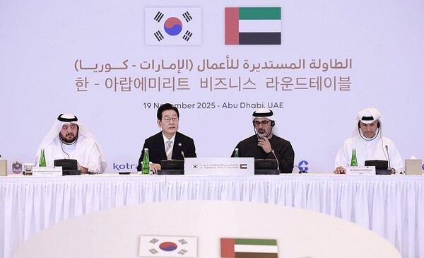아랍에미리트(UAE)를 국빈 방문 중인 이재명 대통령이 19일(현지시간) 아부다비의 한 호텔에서 열린 한-UAE 비즈니스 라운드테이블에서 발언하고 있다. [사진=연합뉴스]