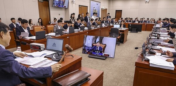 이철규 국회 산업통상자원벤처기업위원회 위원장이 지난 9월 25일 국회에서 열린 산자위 전체회의에서 상정 법안을 처리하고 있다. [사진=연합뉴스]