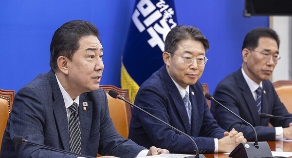 더불어민주당 김병기 원내대표와 원내지도부들이 20일 국회에서 열린 정책조정회의에서 발언하고 있다. [사진=연합뉴스]